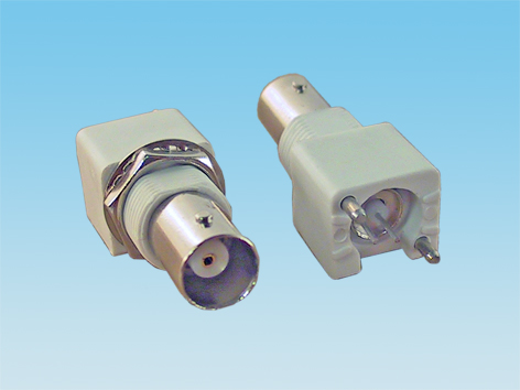Conector BNC hembra recto para PCB con terminal de carga de 50 Ω, disponible en Biltron.