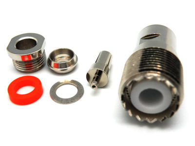 Conector UHF hembra aéreo para soldar en cables RG59 con terminal de carga de 75 Ω, en Biltron.
