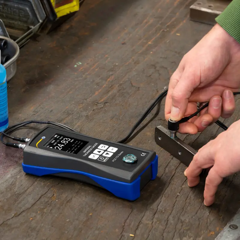 Uso del espesímetro de PCE Instruments PCE-TG 150, disponible en Biltron.