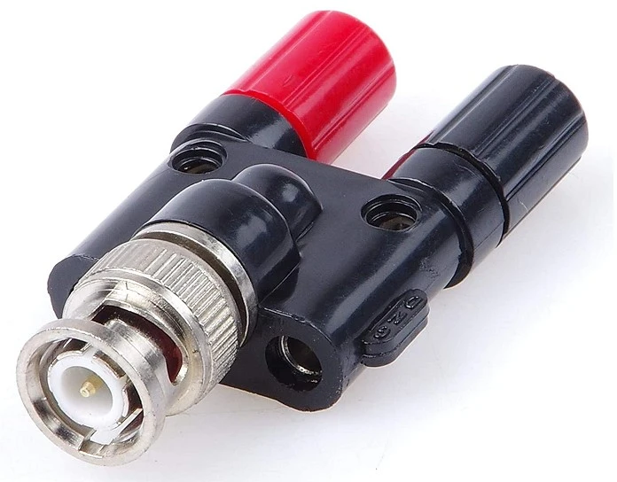 Adaptador BNC macho a doble banana hembra, disponible en Biltron.