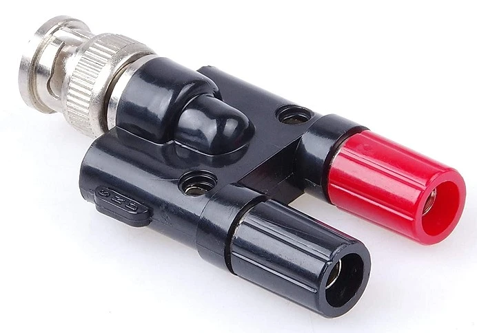 Adaptador BNC macho a doble banana hembra, disponible en Biltron.