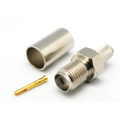 Conector SMA hembra para crimpar en cables RG174, disponible en Biltron.