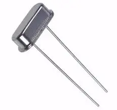 Imagen de un oscilador de cristal de cuarzo de 20 MHz, con tolerancia de ±50 ppm y encapsulado HC49, de bajo perfil, en Biltron.